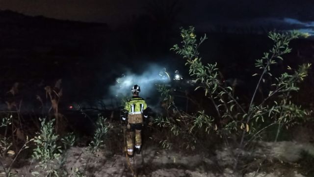 Incendio de vegetación y desechos en una rambla en Villanueva del Río Segura