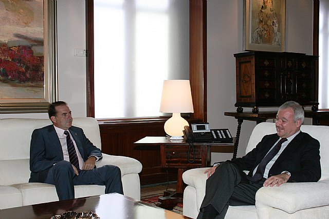 Valcárcel recibe al alcalde de Villanueva del Río Segura