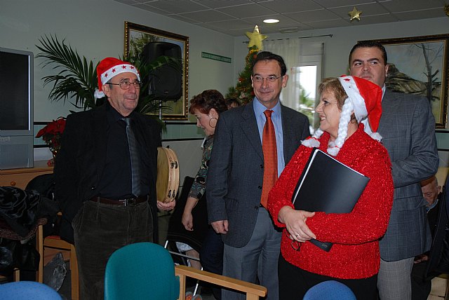 Bascuñana felicita la Navidad a los ancianos de la Residencia 'Santa Isabel' de Villanueva del Río Segura