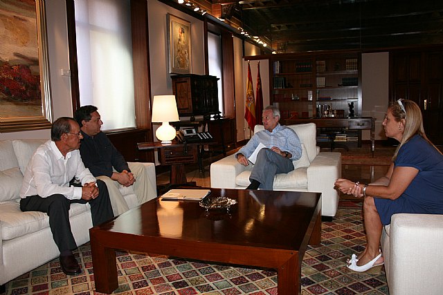 El presidente de la Comunidad, Ramón Luis Valcárcel, recibe al alcalde de Villanueva del Segura, José Luis López Ayala