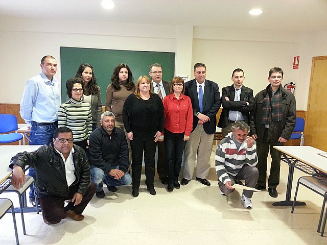 Entrega de diplomas del curso de informática dentro del programa Abraham