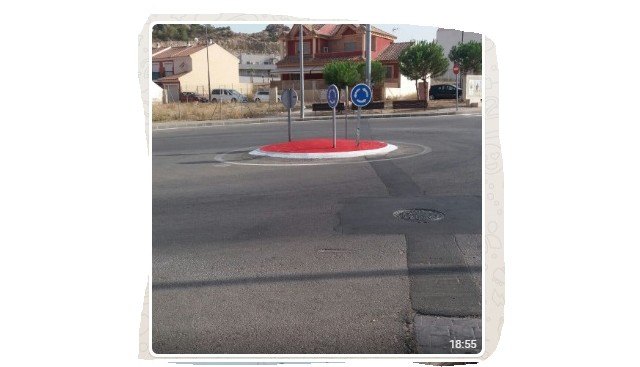 'El ayuntamiento de Villanueva del Rio Segura pinta el pueblo de rojo'