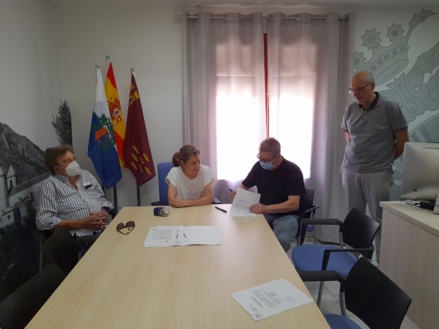 Firma en el Ayuntamiento, ante el alcalde (de pie) de Villanueva del Río Segura, Jesús Mariano Viciana Ortiz. Foto: Emilio del Carmelo Tomás Loba.