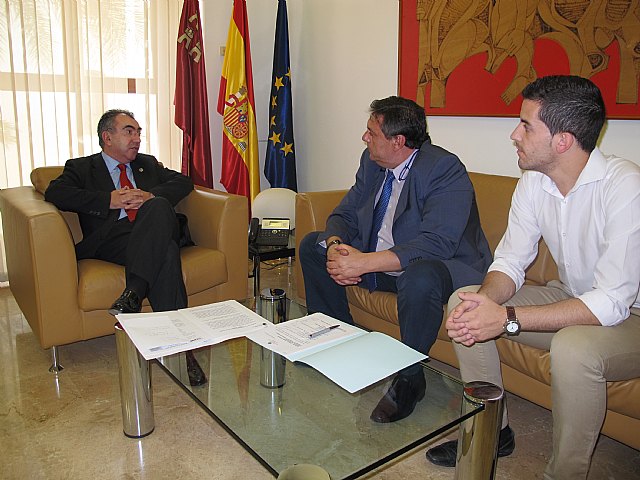 Manuel Campos, consejero de Presidencia, recibe al alcalde de Villanueva del Río Segura