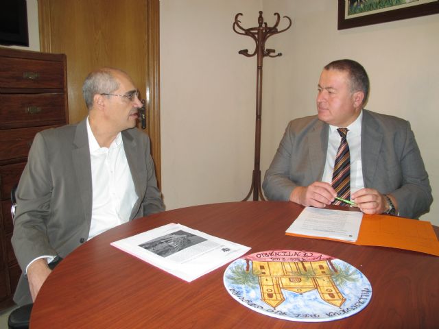 El consejero Francisco Bernabé se reúne con el alcalde de Villanueva del Río Segura