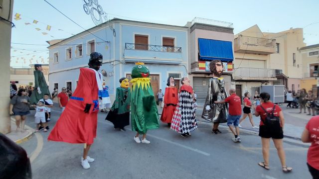 Los Gigantes llegando a la Plaza de la Iglesia. Foto Emilio del Carmelo Tomás Loba.